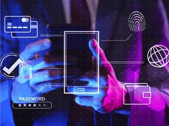 Persona usando un teléfono móvil con íconos digitales que representan seguridad: huella digital, contraseña.