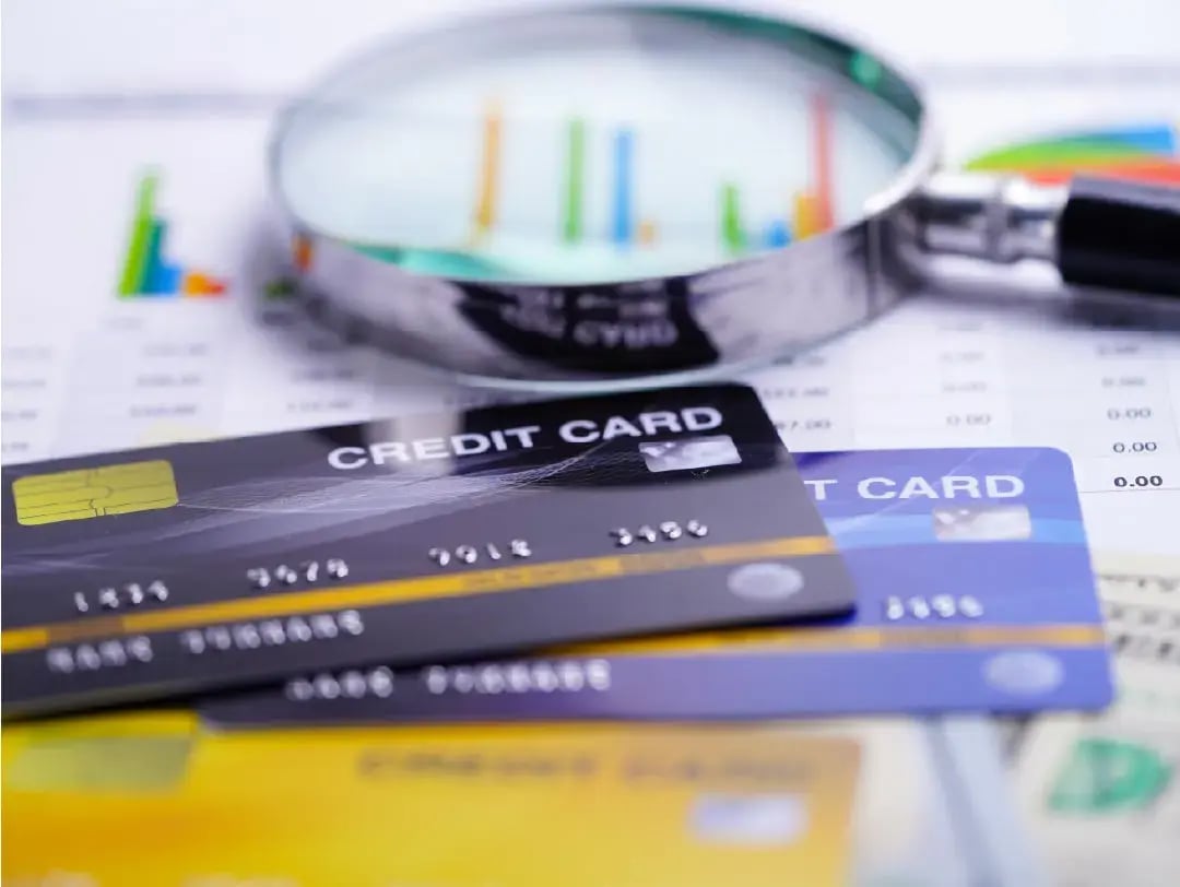 Primer plano de dos tarjetas propietarias o Closed LOOP sobre documentos financieros 